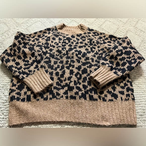Old Navy Leopard Print Sweater in Black and Tan size xs - Picture 1 of 4